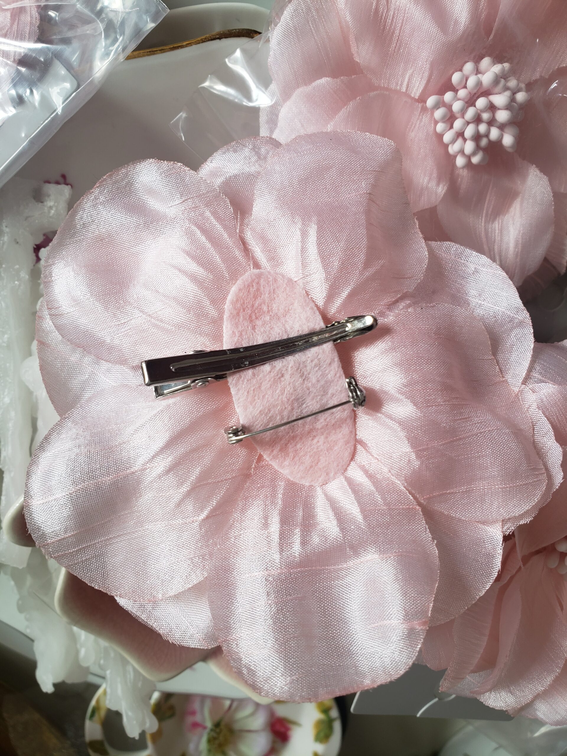 Réf. 75) - ADORABLE FLEUR ROSE EMBLEME "F et C" VINTAGE EN TISSU ROSE – Image 4
